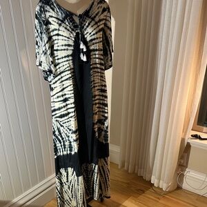 Elegant Black and White Tie-Dye Maxi Dress